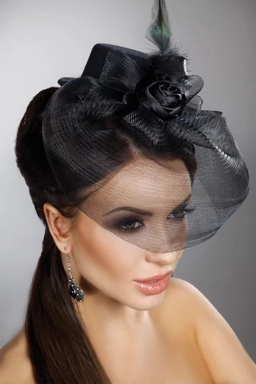 Livco-Corsetti Fekete mini kalap fekete fátyollal tolldísszel rózsával Livco-Corsetti Fekete mini kalap fekete fátyollal tolldísszel rózsával